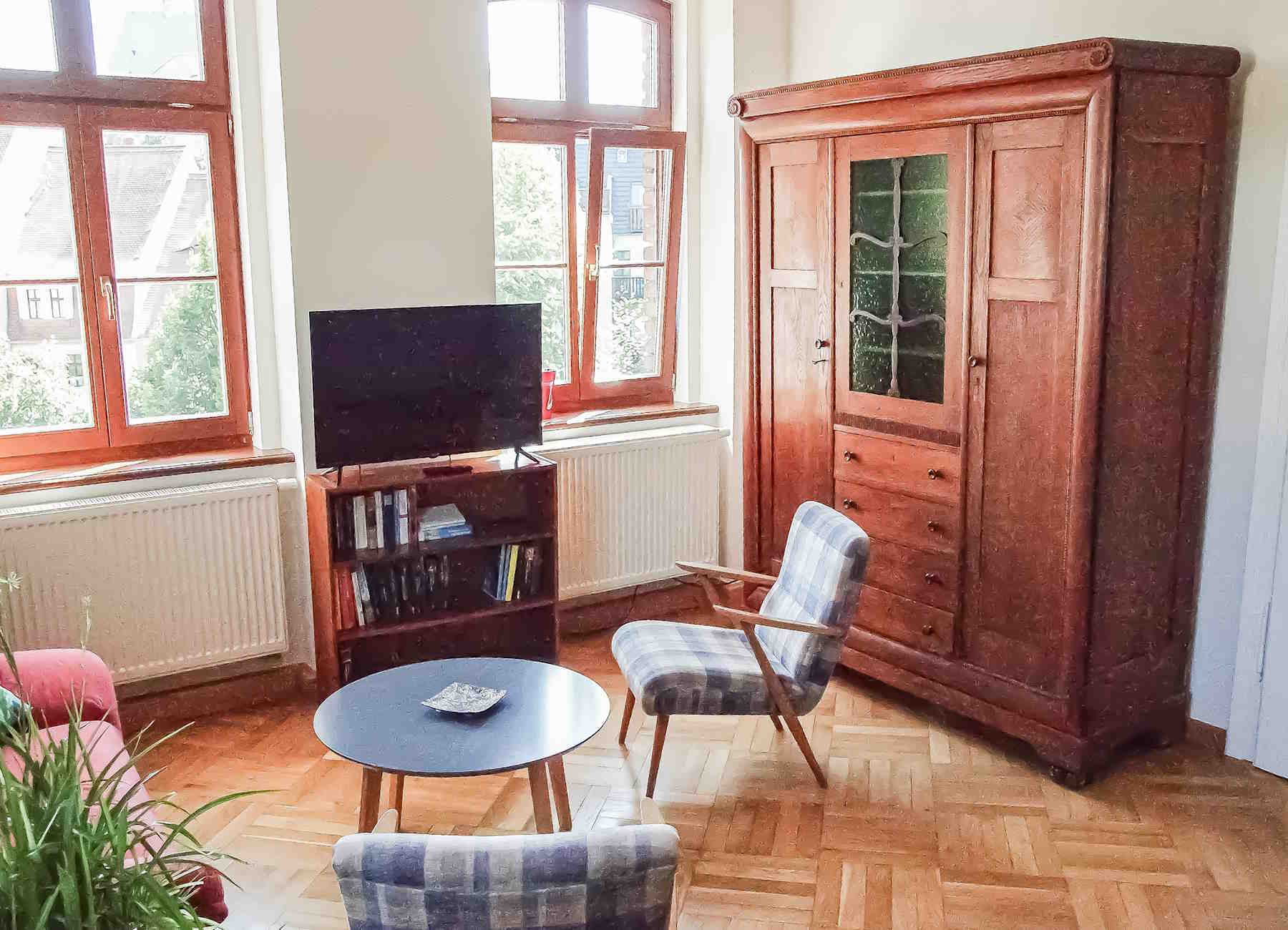  Ferienwohnung Ofen-Suite Wohnzimmer Schrank